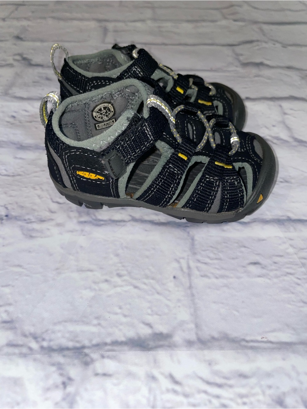 KEEN Seacamp II CNX Closed Toe Sandals for Kids. Size 5